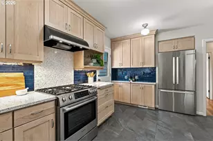 811 SW Evans St, Portland, OR 97219 - Photo 17