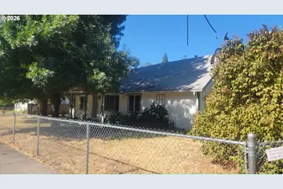 218 SW Westholm Ave, Grants Pass, OR 97526 - Photo 3