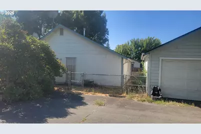 218 SW Westholm Ave, Grants Pass, OR 97526 - Photo 5