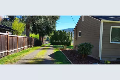 855 S 57th St, Springfield, OR 97478 - Photo 11