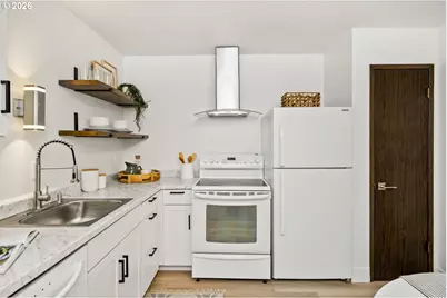 3018 SW Carson St, Portland, OR 97219 - Photo 9