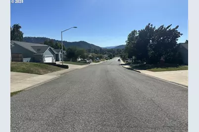 364 NW Teal St, Winston, OR 97496 - Photo 33