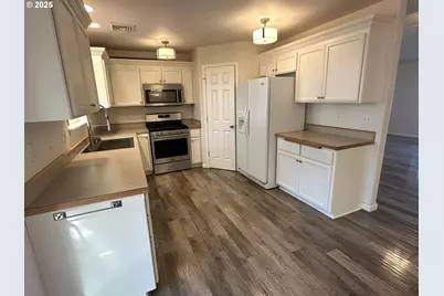 364 NW Teal St, Winston, OR 97496 - Photo 9