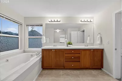 5658 NE Orenco Gardens Dr, Hillsboro, OR 97124 - Photo 17