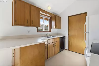 2423 Benson Ln, Eugene, OR 97408 - Photo 9