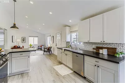 4205 NE Highland Ct, Portland, OR 97218 - Photo 9