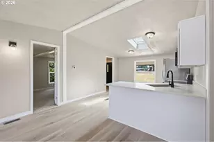 386 Lochaven Ave, Springfield, OR 97477 - Photo 9