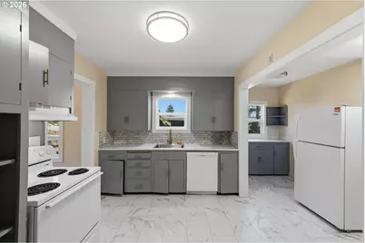 1391 Central Ave, Coos Bay, OR 97420 - Photo 9