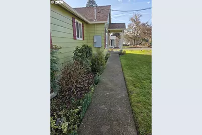 1589 NW Calkins Ave, Roseburg, OR 97471 - Photo 7