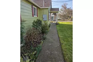 1589 NW Calkins Ave, Roseburg, OR 97471 - Photo 7