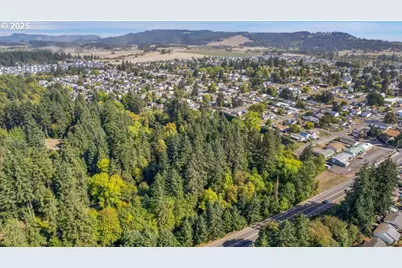 215 W 5th St, Lafayette, OR 97127 - Photo 5