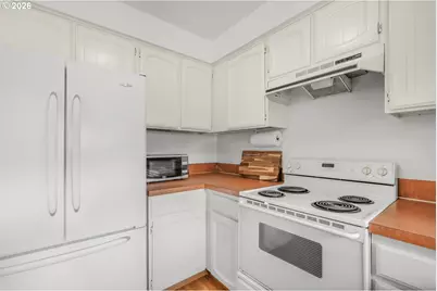 9245 SW 7th Ave, Portland, OR 97219 - Photo 13