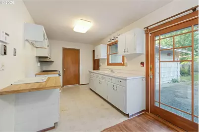 15727 SE Hawthorne Ct, Portland, OR 97233 - Photo 7