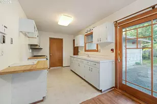 15727 SE Hawthorne Ct, Portland, OR 97233 - Photo 7