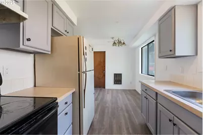 6025 SW Cherryhill Dr, Beaverton, OR 97008 - Photo 31