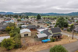 1404 Harris St, Myrtle Point, OR 97458 - Photo 11