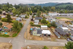 1404 Harris St, Myrtle Point, OR 97458 - Photo 9