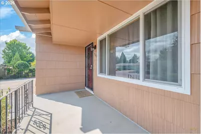 943 Oregon Way, Woodburn, OR 97071 - Photo 3