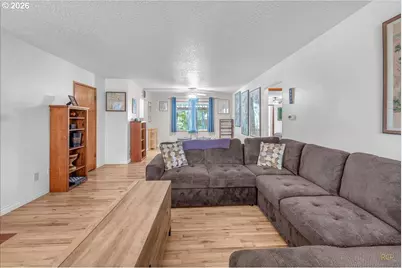 943 Oregon Way, Woodburn, OR 97071 - Photo 5