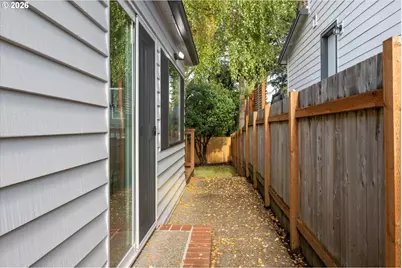 1323 SW Carson St, Portland, OR 97219 - Photo 23