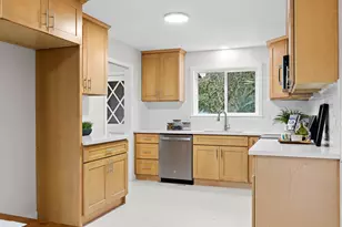 19765 NE Everett Ln, Portland, OR 97230 - Photo 5