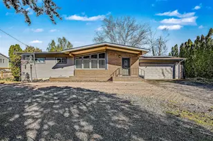 907 SW Halsey St, Troutdale, OR 97060 - Photo 1