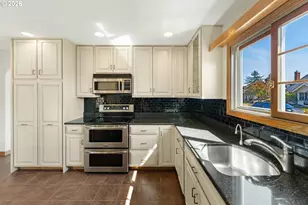 655 S 12th Ct, Coos Bay, OR 97420 - Photo 15