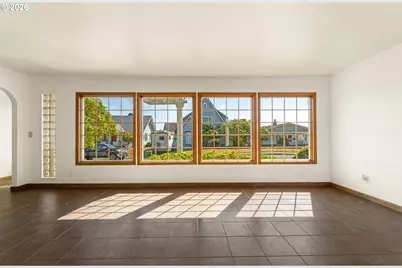 655 S 12th Ct, Coos Bay, OR 97420 - Photo 33