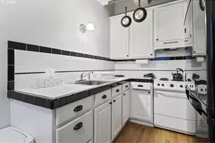 2015 NW Flanders St, Portland, OR 97209 - Photo 15