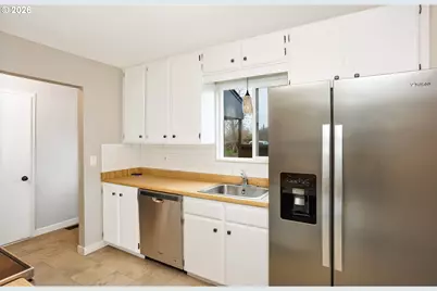 17582 NW Rolling Hill Ln, Beaverton, OR 97006 - Photo 5