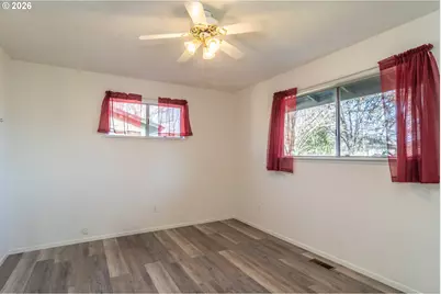 219 Hawthorne St, Sutherlin, OR 97479 - Photo 21