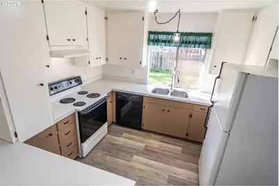 219 Hawthorne St, Sutherlin, OR 97479 - Photo 17