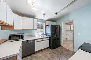 30839 Washington St, Lebanon, OR 97355 - Photo 17