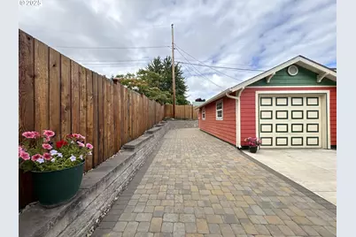 869 N Collier St, Coquille, OR 97423 - Photo 35