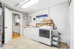 423 S 1st St, Silverton, OR 97381 - Photo 19