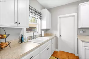 423 S 1st St, Silverton, OR 97381 - Photo 13