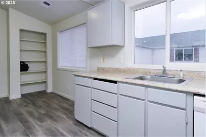 8224 SE Washington St, Portland, OR 97216 - Photo 7