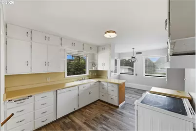 1313 Bayview St, North Bend, OR 97459 - Photo 13