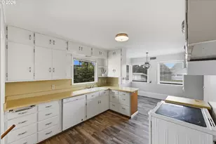 1313 Bayview St, North Bend, OR 97459 - Photo 13