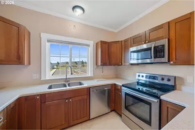 1802 8th St, Tillamook, OR 97141 - Photo 9