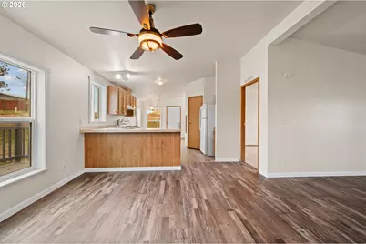 682 SE 10th St, Madras, OR 97741 - Photo 5