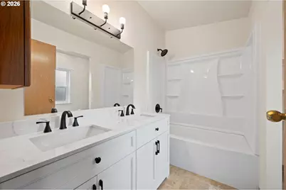 682 SE 10th St, Madras, OR 97741 - Photo 9