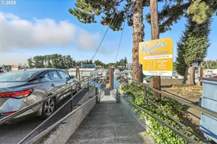 535 NE Bridgeton Rd, Portland, OR 97211 - Photo 35