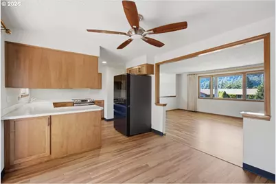 895 NW 3rd St, Gresham, OR 97030 - Photo 11