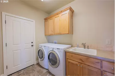 1202 SE Yarrow Ave, Madras, OR 97741 - Photo 5