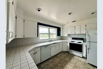 2827 Ocean Beach Hwy, Longview, WA 98632 - Photo 7