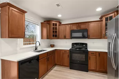 14553 SE Rhine St, Portland, OR 97236 - Photo 9