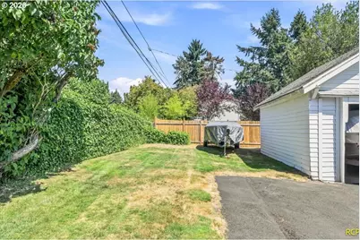 15325 SE Stark St, Portland, OR 97233 - Photo 31