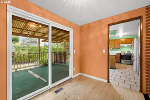 586 SW 6th St, Gresham, OR 97080 - Photo 9