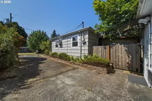 11005 NE Schuyler St, Portland, OR 97220 - Photo 15